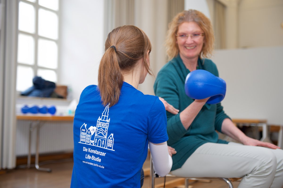Teilnehmende bei der Konstanzer Life-Studie führt Übung mit der Hantel zur funktionellen Fitness aus ©Inka Reiter