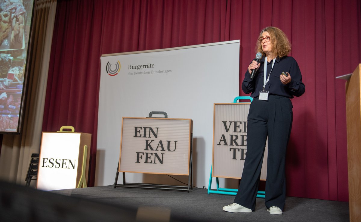 Britta Renner hält Vortrag bei Präsenzsitzung des Bürgerrats (DBT / Robert Boden / Mehr Demokratie)