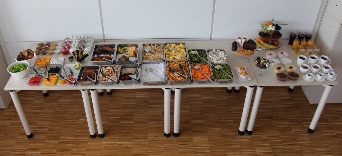 Bild zeigt Buffet mit Lebensmittelattrappen
